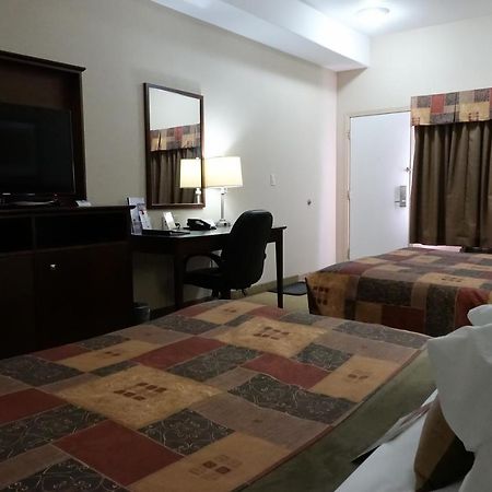Ramada By Wyndham Weyburn Hotel Buitenkant foto