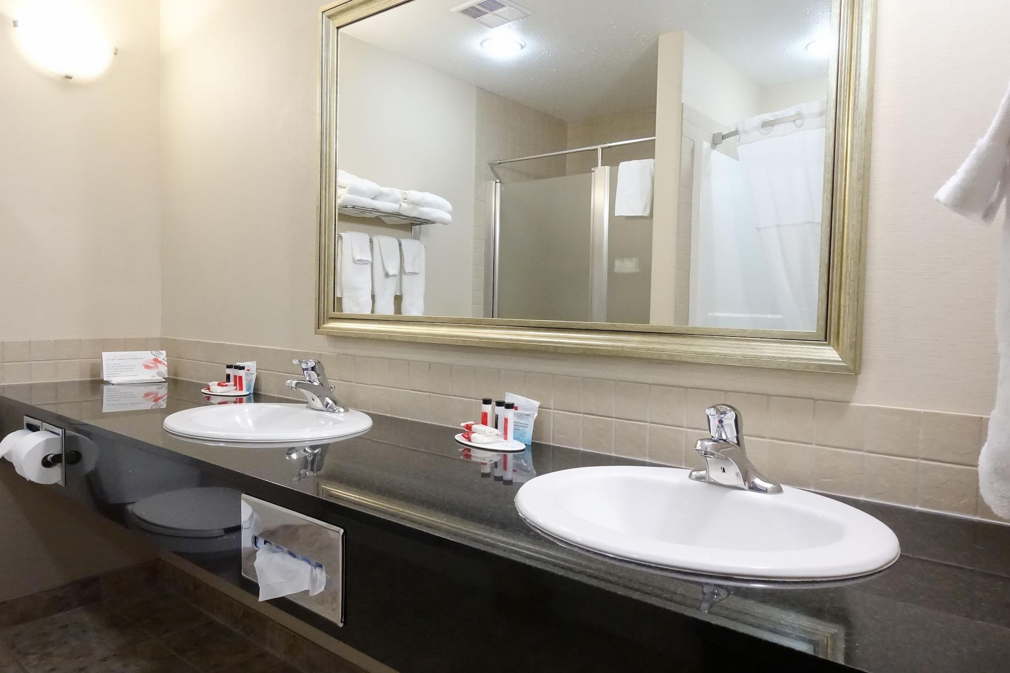 Ramada By Wyndham Weyburn Hotel Buitenkant foto