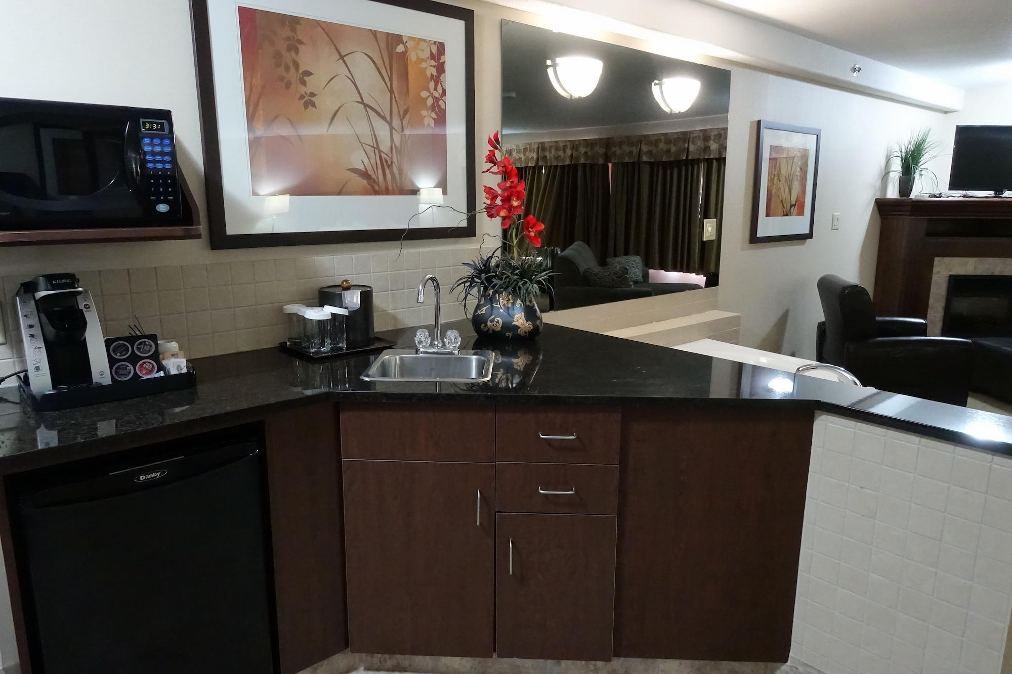 Ramada By Wyndham Weyburn Hotel Buitenkant foto