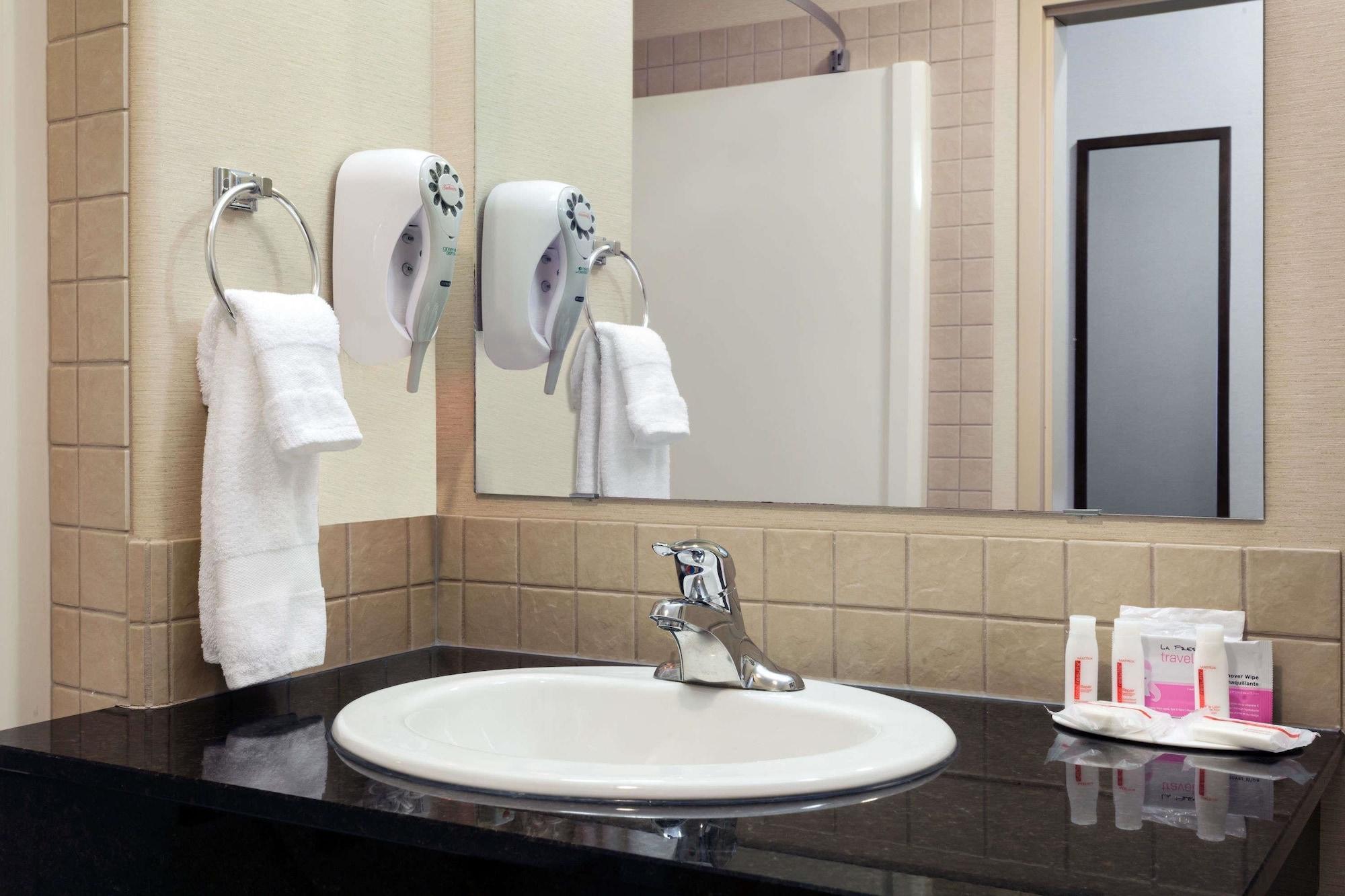 Ramada By Wyndham Weyburn Hotel Buitenkant foto