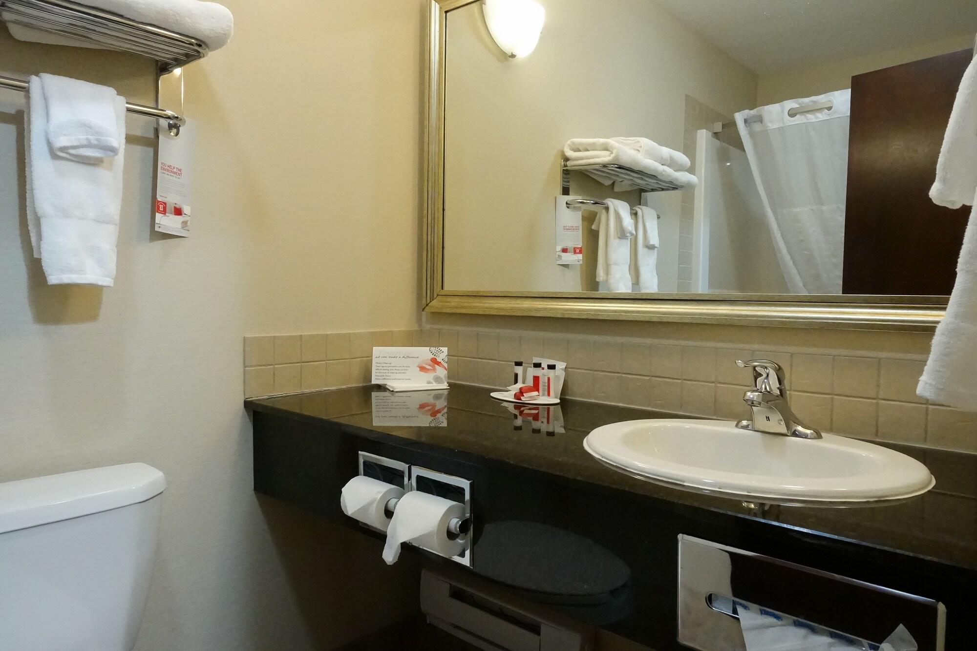 Ramada By Wyndham Weyburn Hotel Buitenkant foto