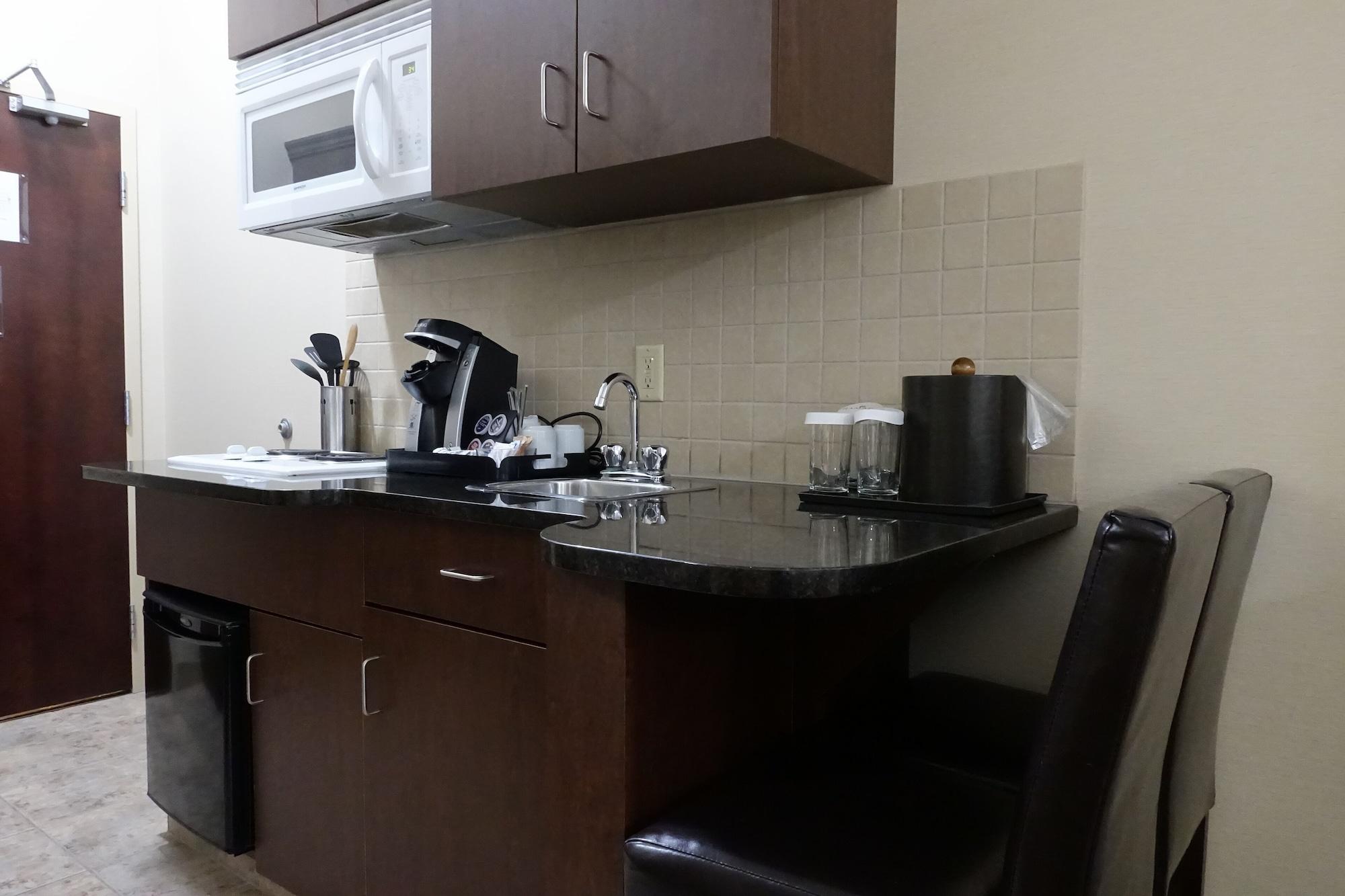 Ramada By Wyndham Weyburn Hotel Buitenkant foto