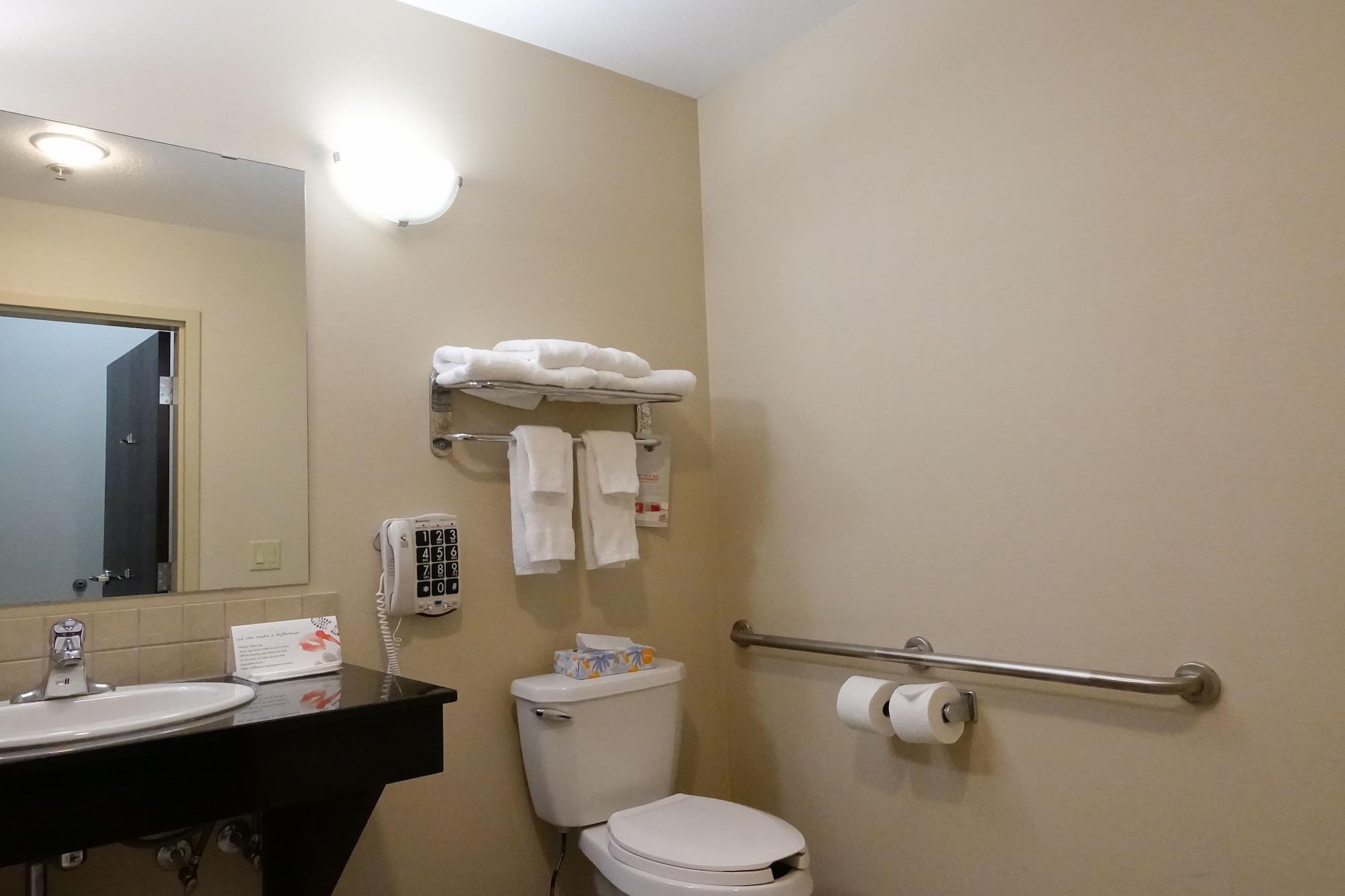 Ramada By Wyndham Weyburn Hotel Buitenkant foto