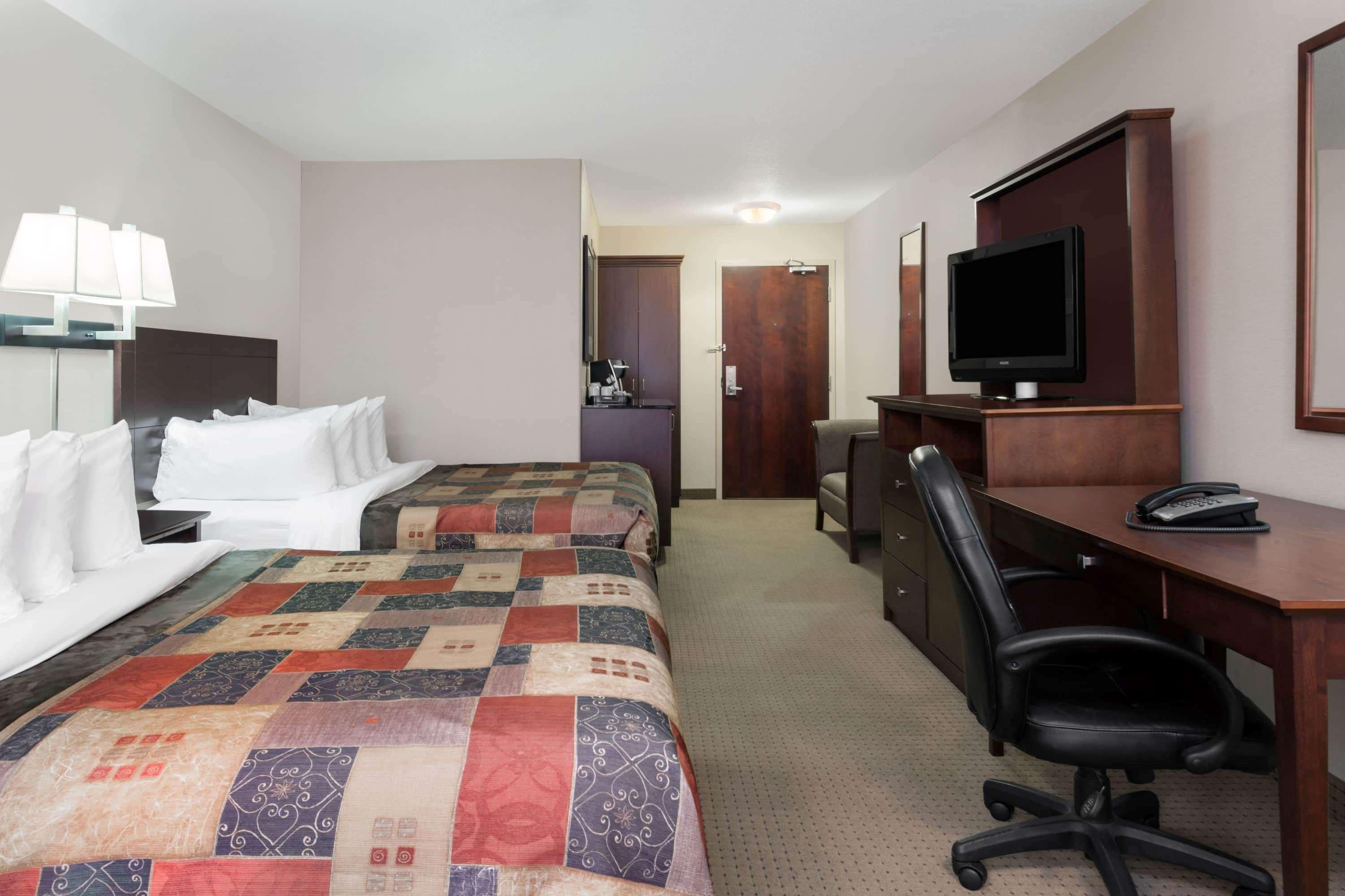 Ramada By Wyndham Weyburn Hotel Buitenkant foto