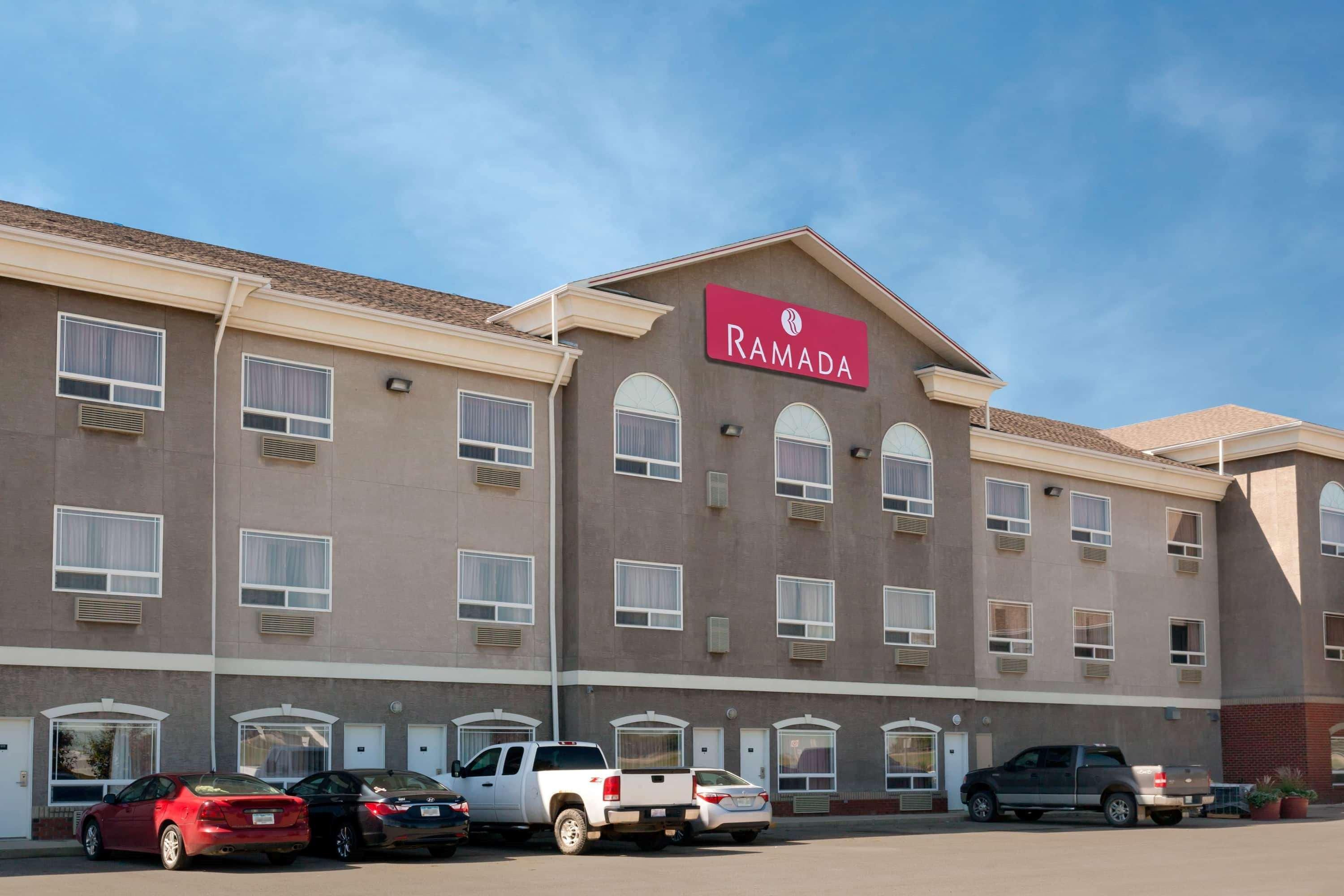 Ramada By Wyndham Weyburn Hotel Buitenkant foto