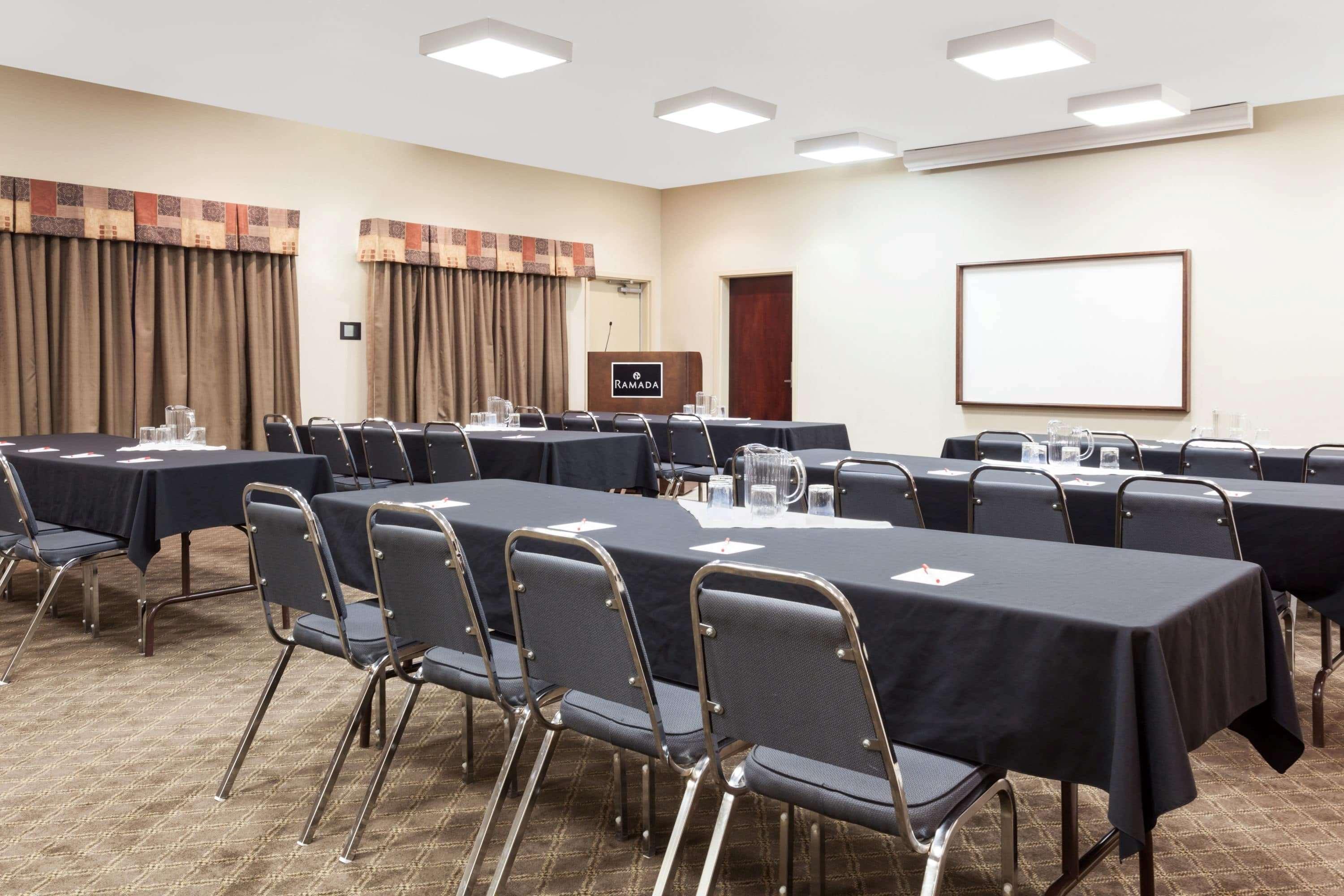 Ramada By Wyndham Weyburn Hotel Buitenkant foto