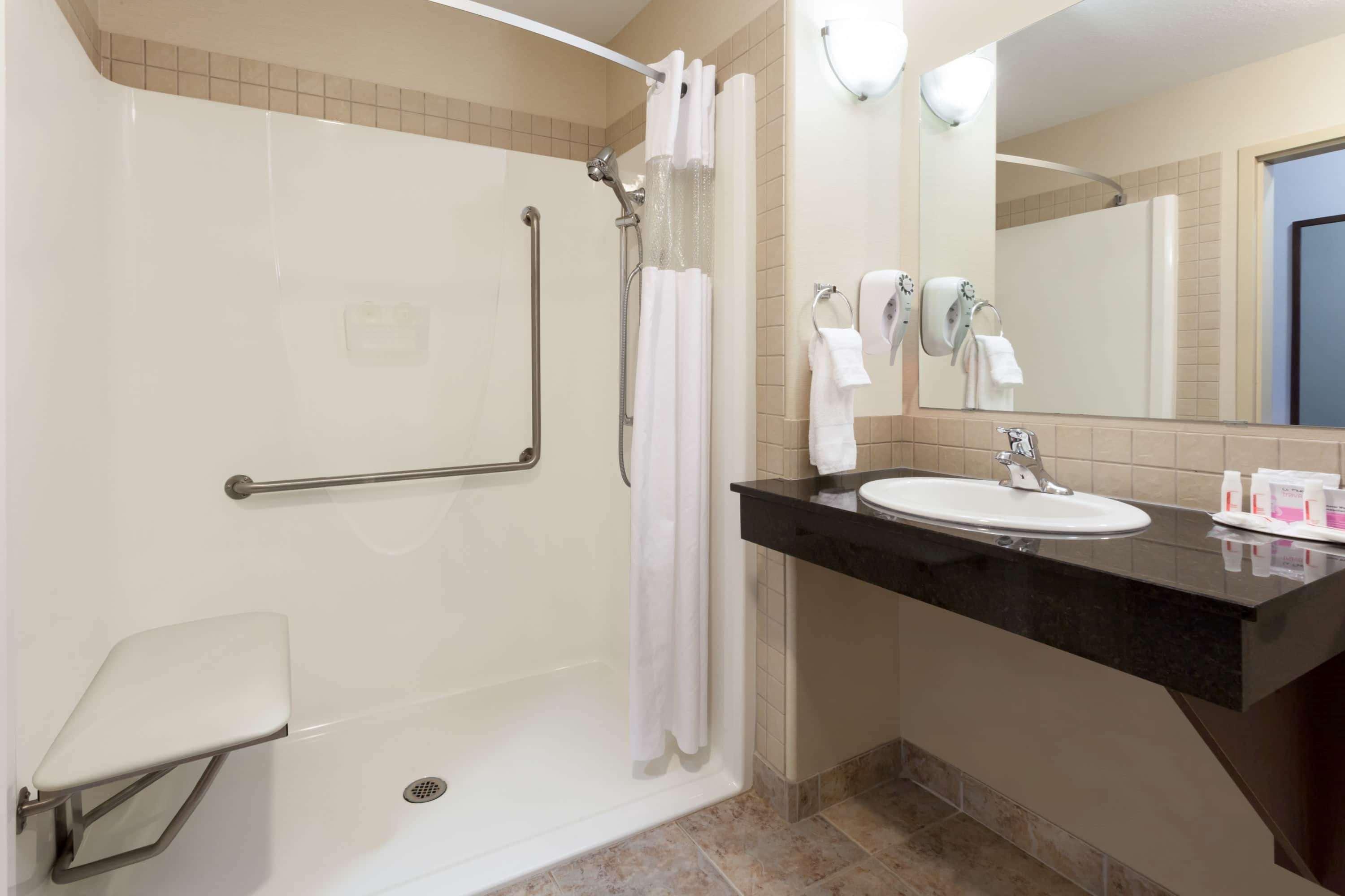 Ramada By Wyndham Weyburn Hotel Buitenkant foto