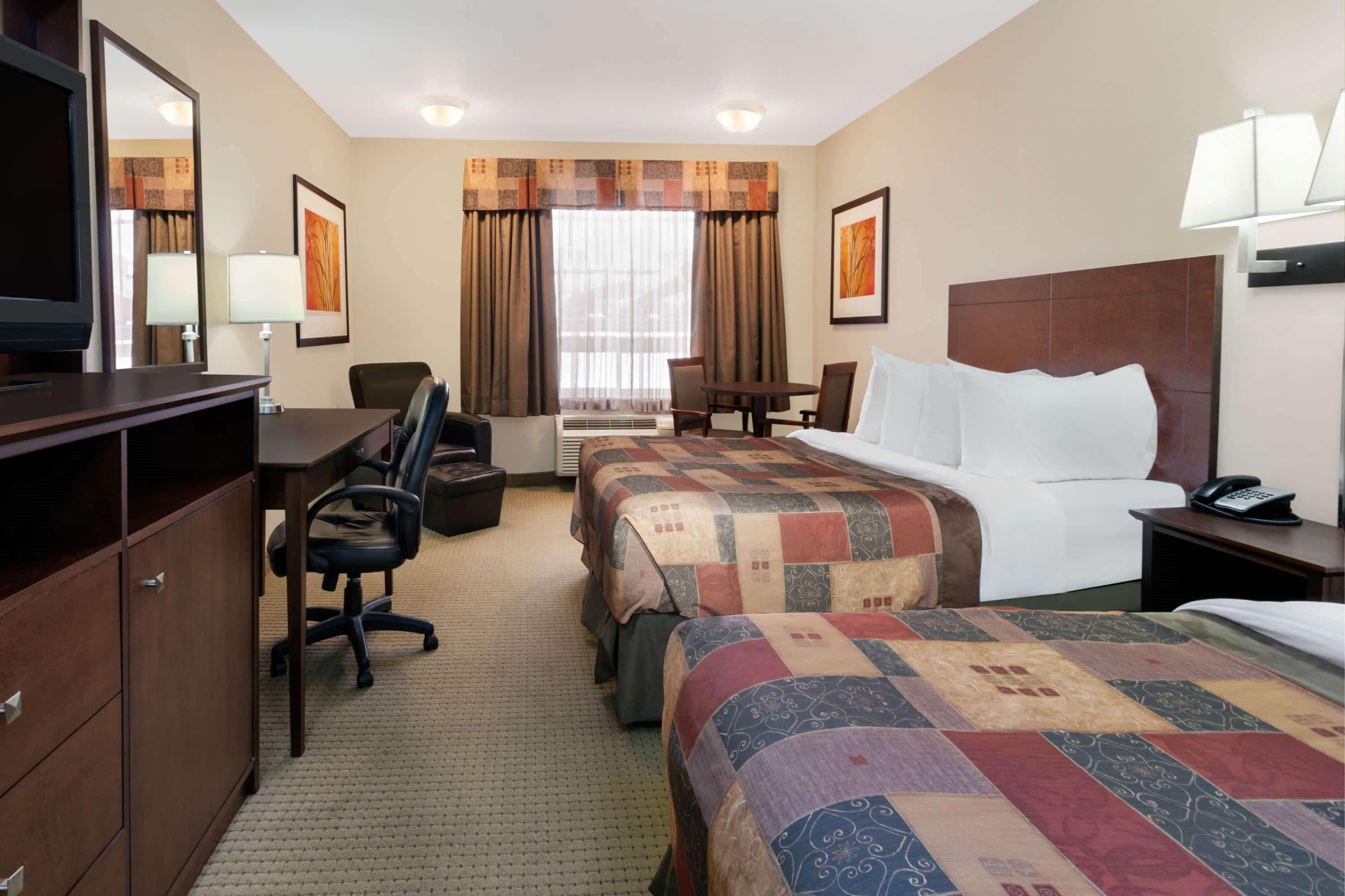 Ramada By Wyndham Weyburn Hotel Buitenkant foto
