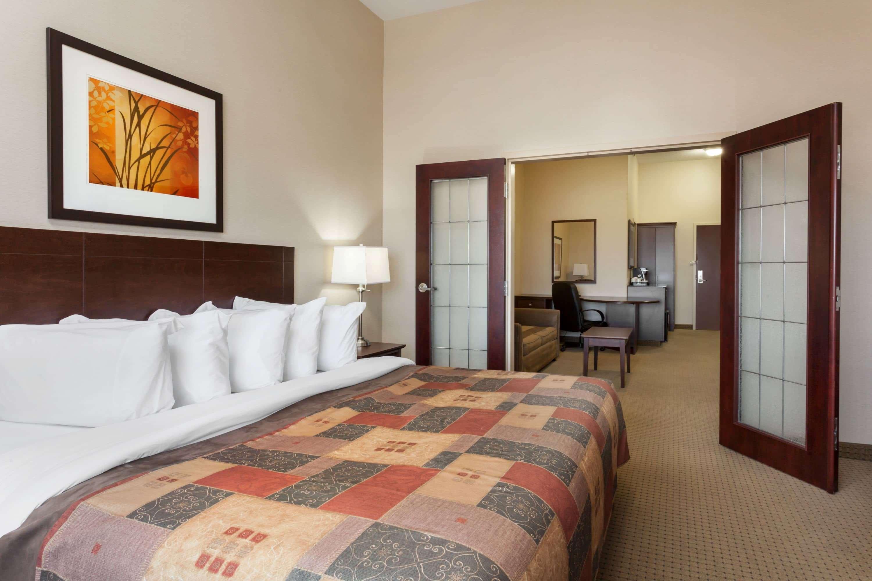 Ramada By Wyndham Weyburn Hotel Buitenkant foto