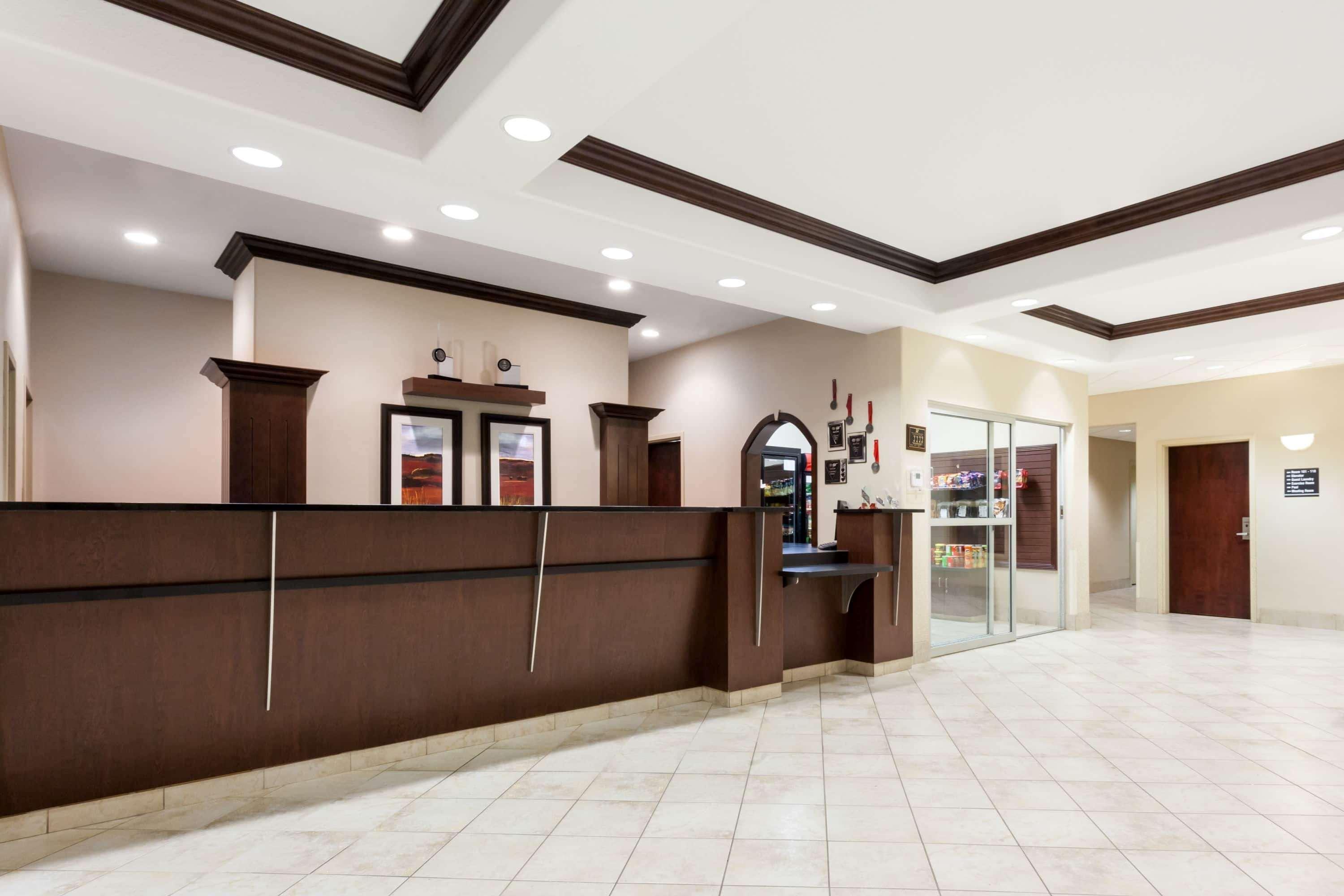 Ramada By Wyndham Weyburn Hotel Buitenkant foto