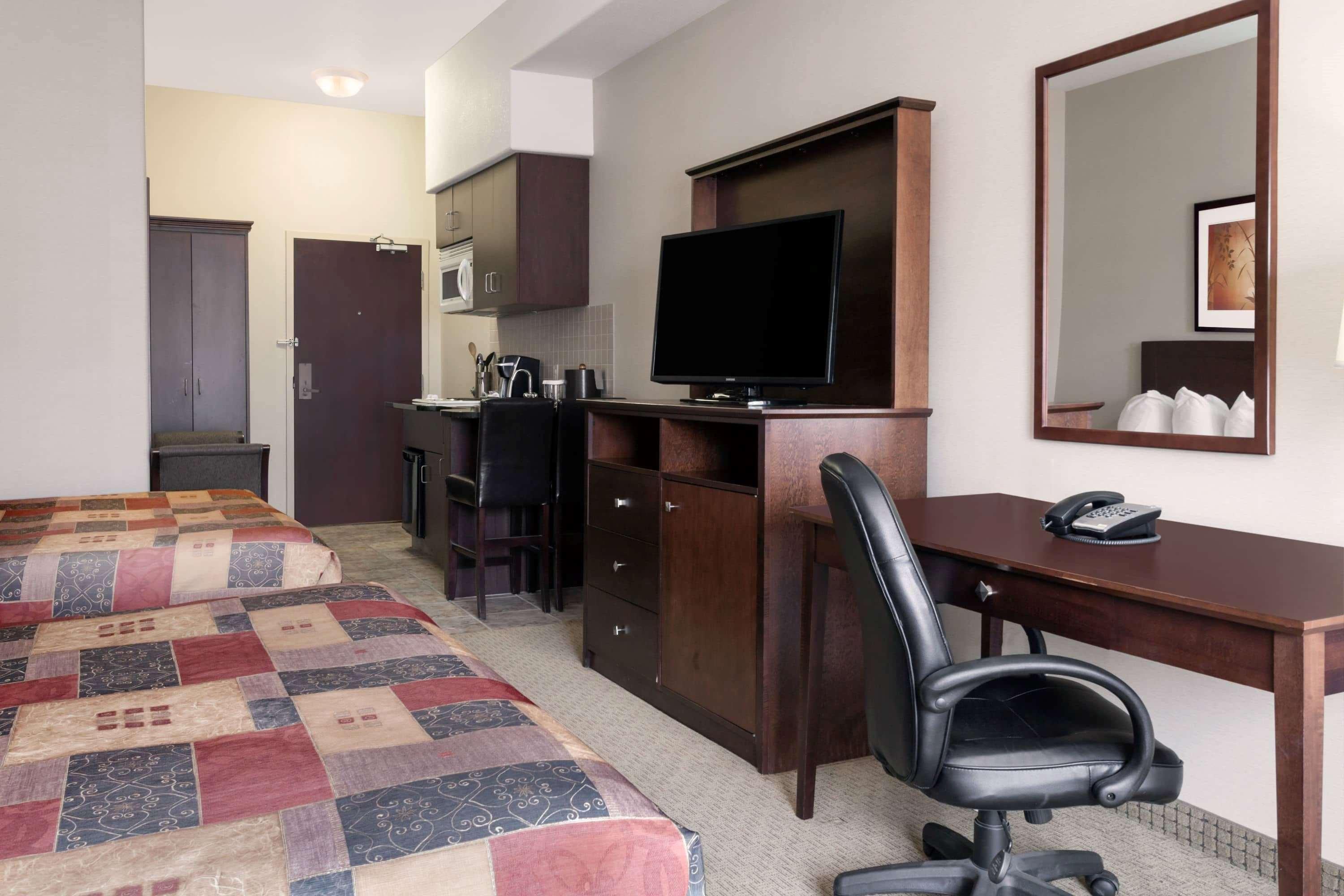 Ramada By Wyndham Weyburn Hotel Buitenkant foto