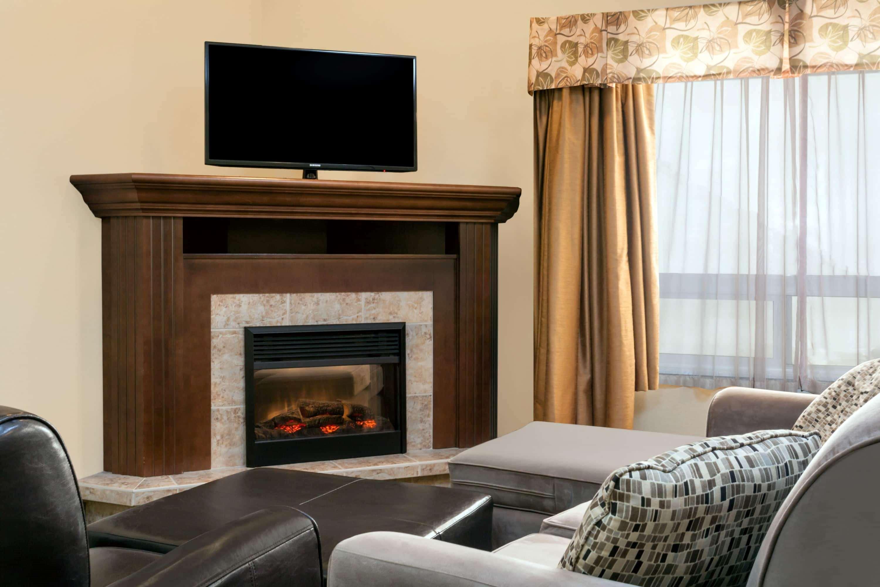 Ramada By Wyndham Weyburn Hotel Buitenkant foto
