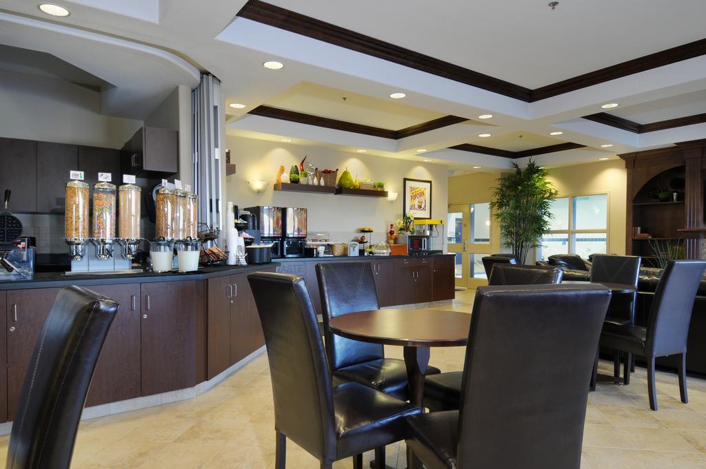 Ramada By Wyndham Weyburn Hotel Buitenkant foto