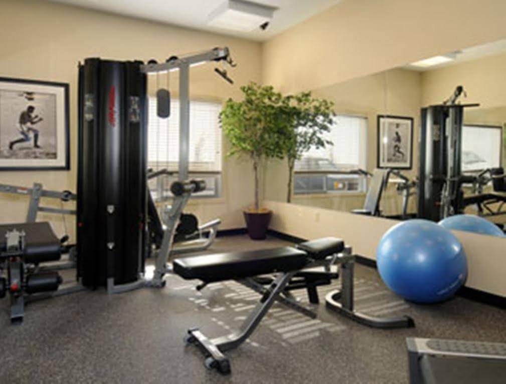 Ramada By Wyndham Weyburn Hotel Buitenkant foto