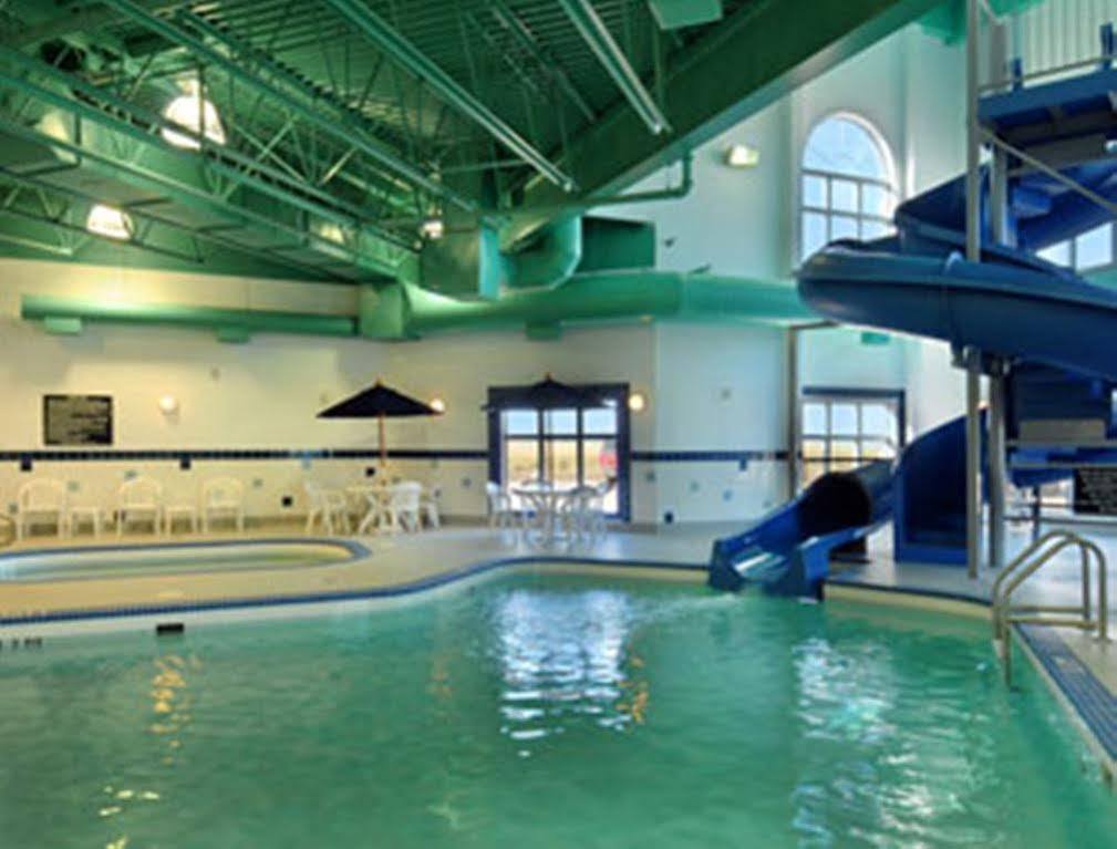 Ramada By Wyndham Weyburn Hotel Buitenkant foto