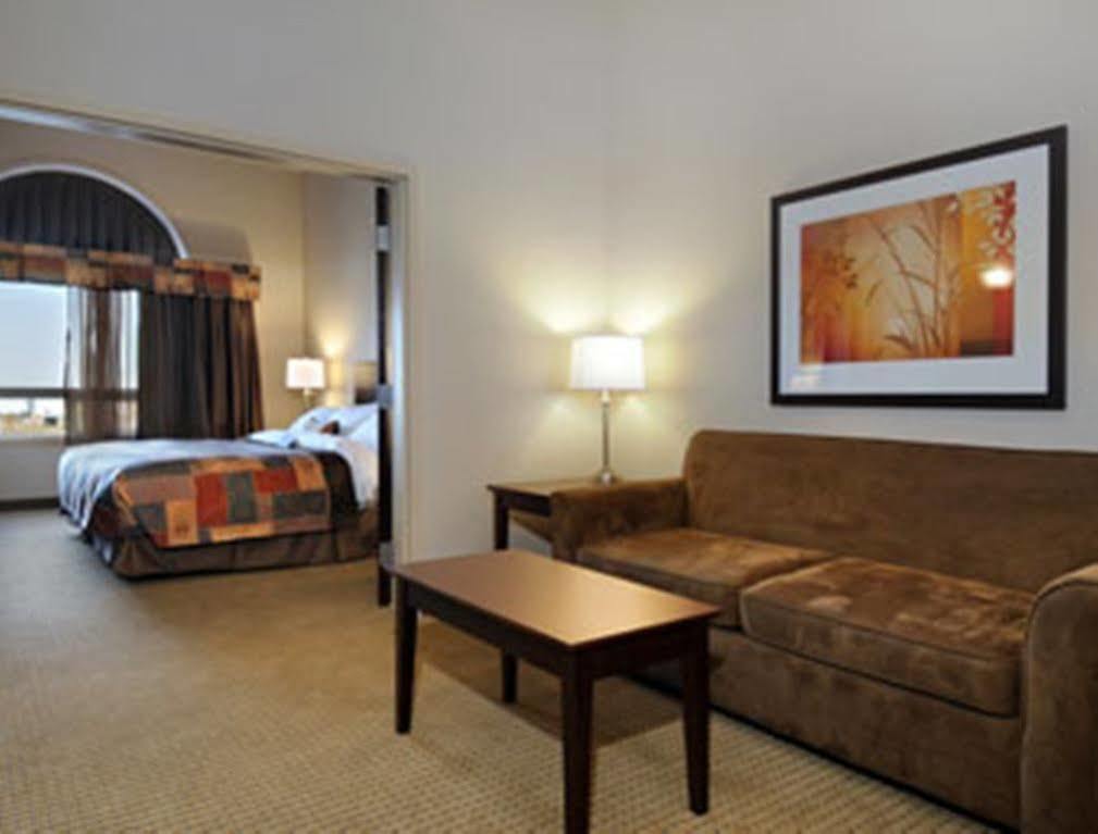 Ramada By Wyndham Weyburn Hotel Buitenkant foto