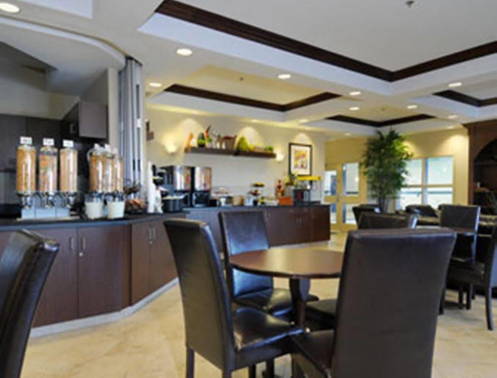 Ramada By Wyndham Weyburn Hotel Buitenkant foto