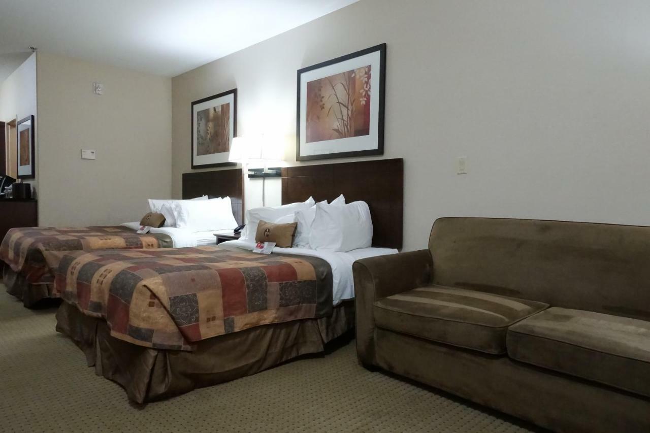 Ramada By Wyndham Weyburn Hotel Buitenkant foto