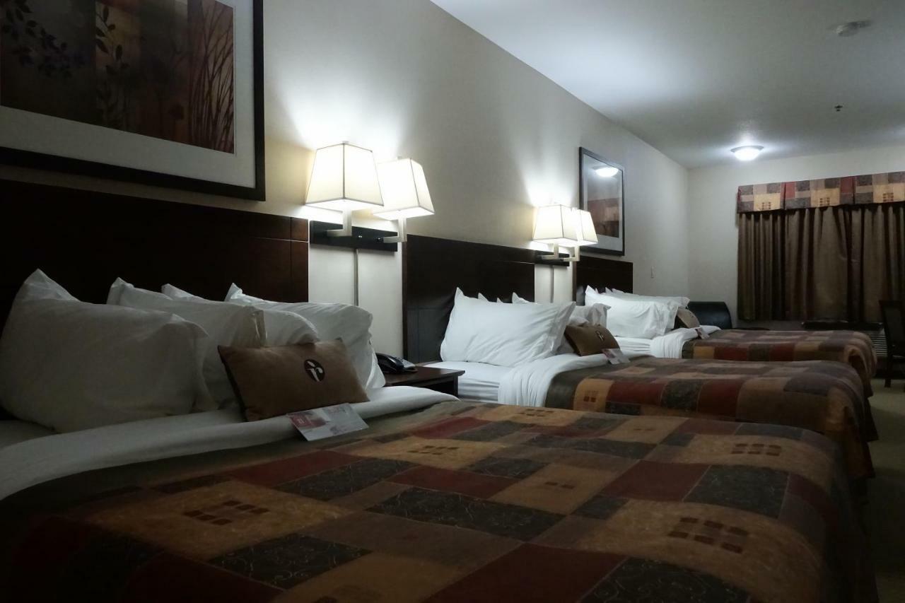 Ramada By Wyndham Weyburn Hotel Buitenkant foto