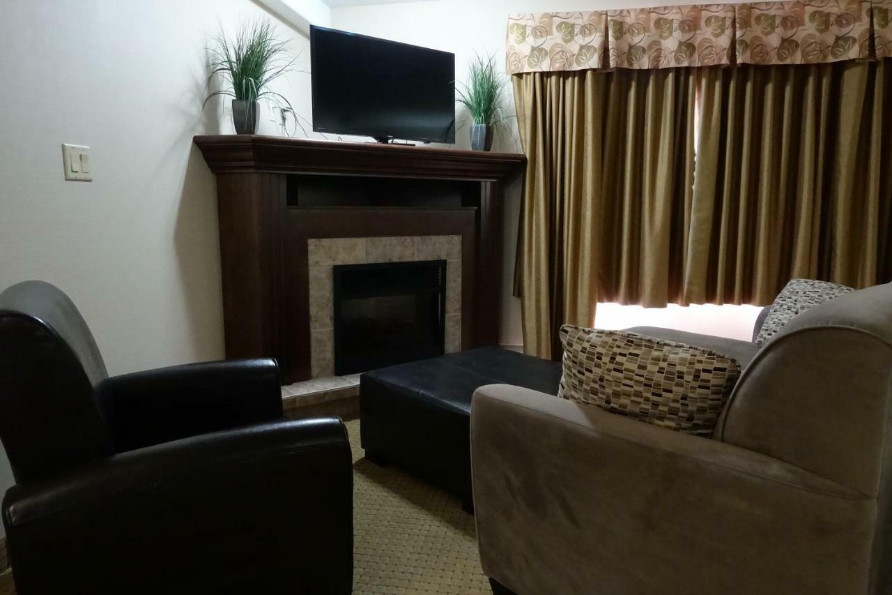Ramada By Wyndham Weyburn Hotel Buitenkant foto