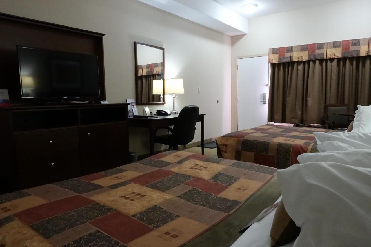 Ramada By Wyndham Weyburn Hotel Buitenkant foto