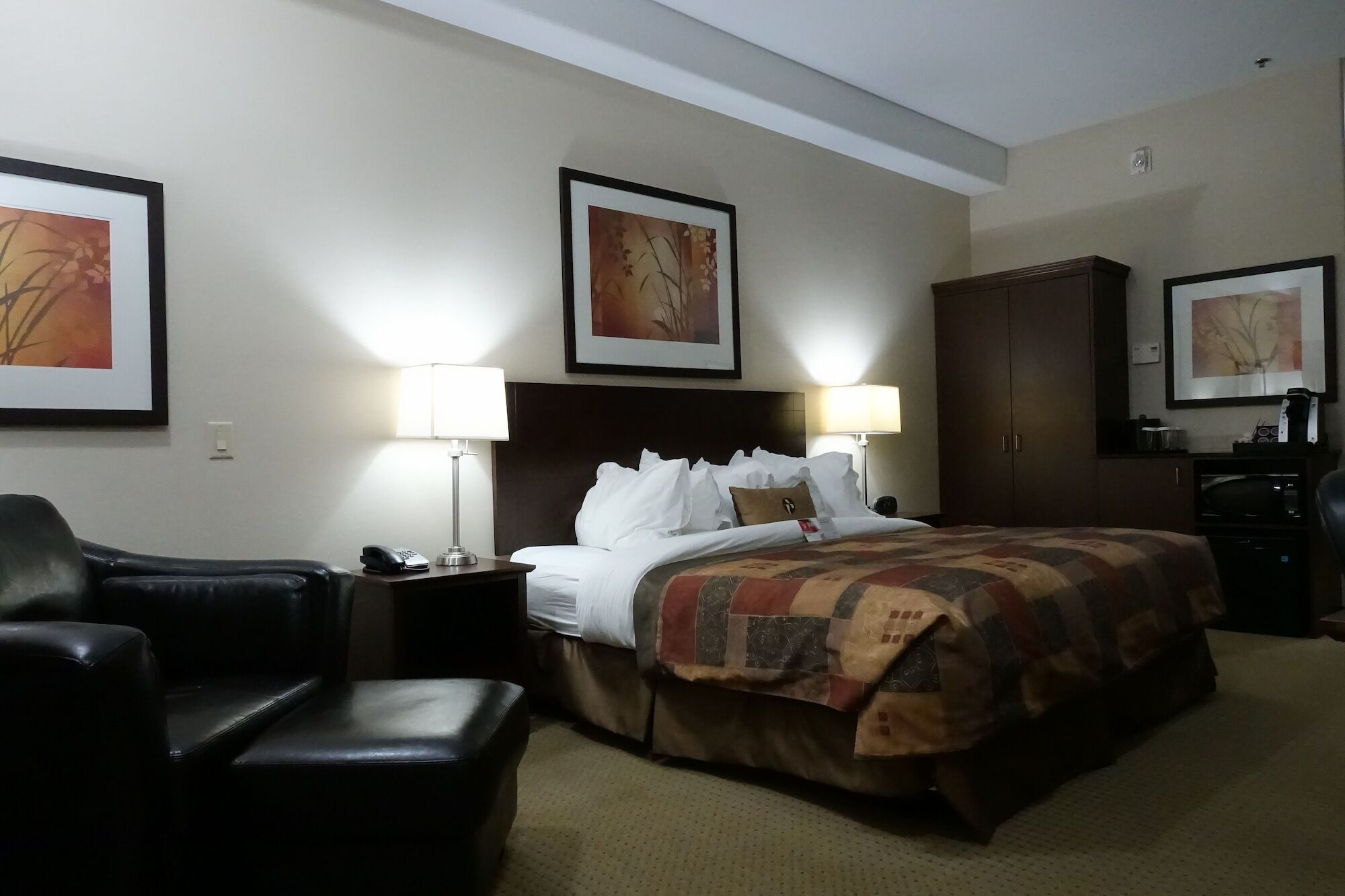 Ramada By Wyndham Weyburn Hotel Buitenkant foto